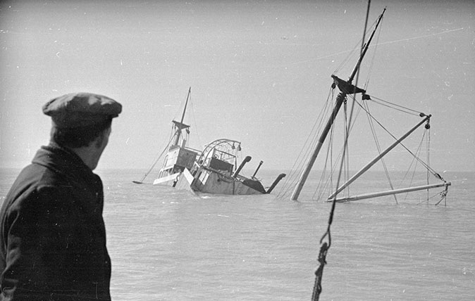 A ship sinking at Goodwin Sands